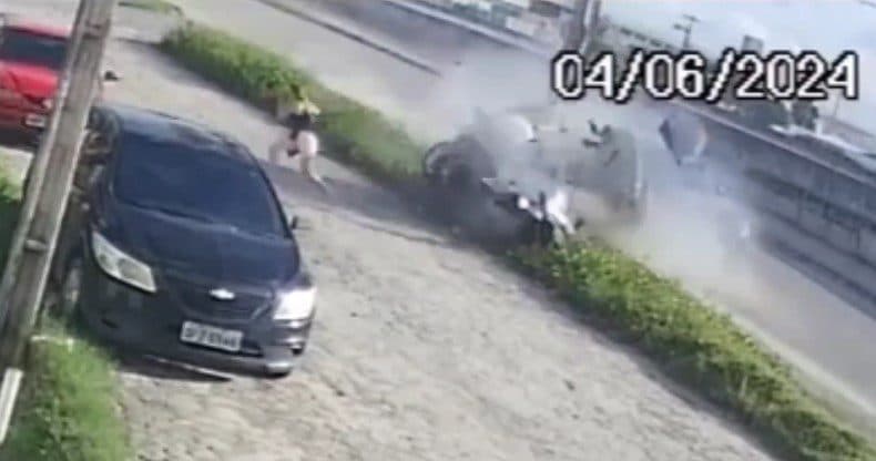 VÍDEO: mulher escapa por pouco de acidente que destruiu carro e poste e deixou um morto, em Cabedelo