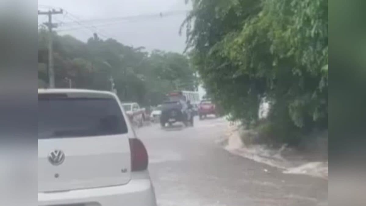 VÍDEO: após chuvas, ladeira que liga o Valentina ao Cuiá registra grande volume de água e trânsito fica lento