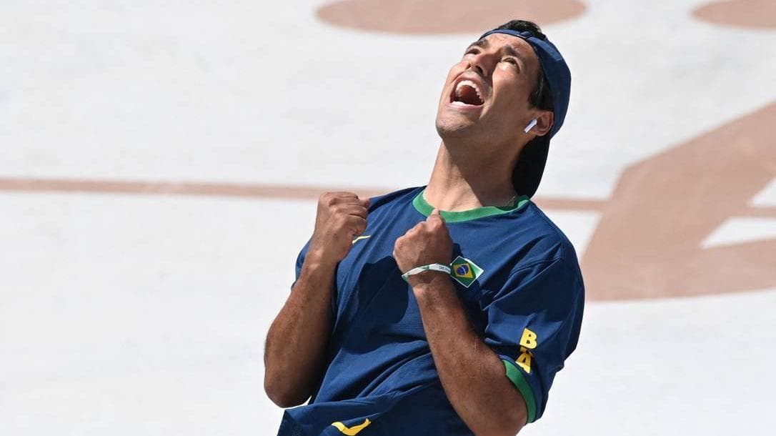 Brasileiro Kelvin Hoefler disputa o ouro hoje no Skate masculino