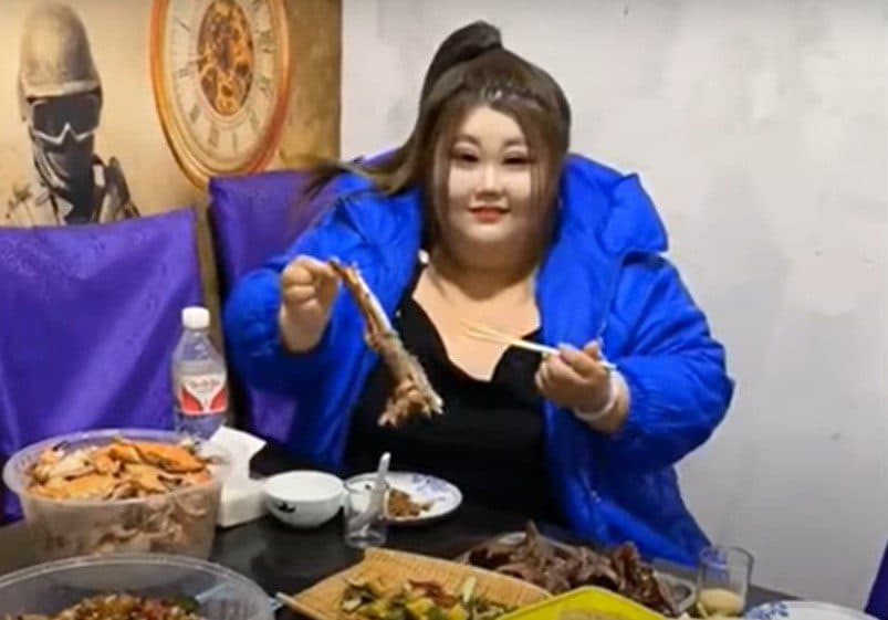 Influenciadora morre após comer 10 quilos de comida durante live