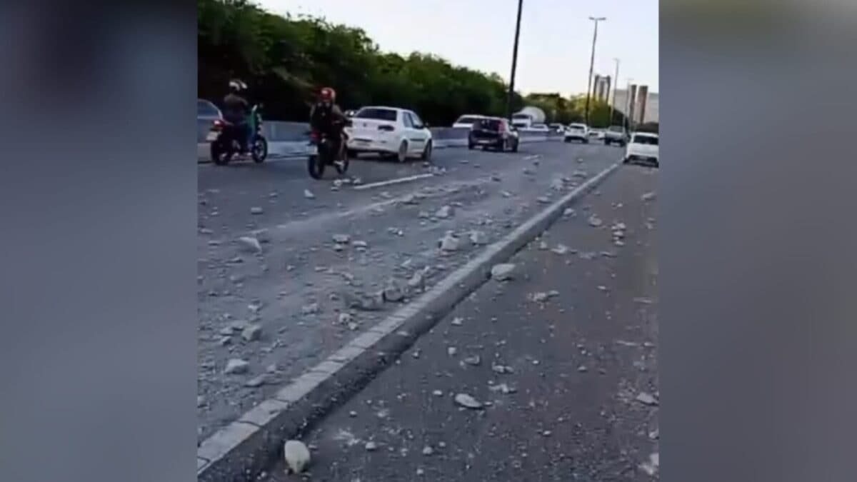 Pedras são encontradas espalhadas na BR-230 e atrapalham trânsito em João Pessoa