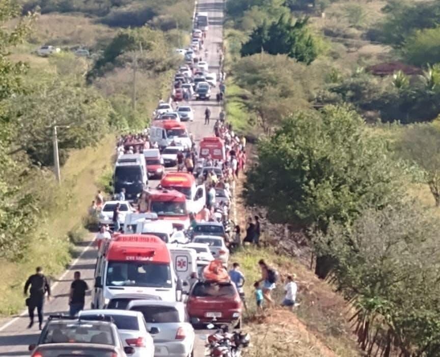Acidente com time de futebol deixa um morto e vários feridos no Sertão da Paraíba