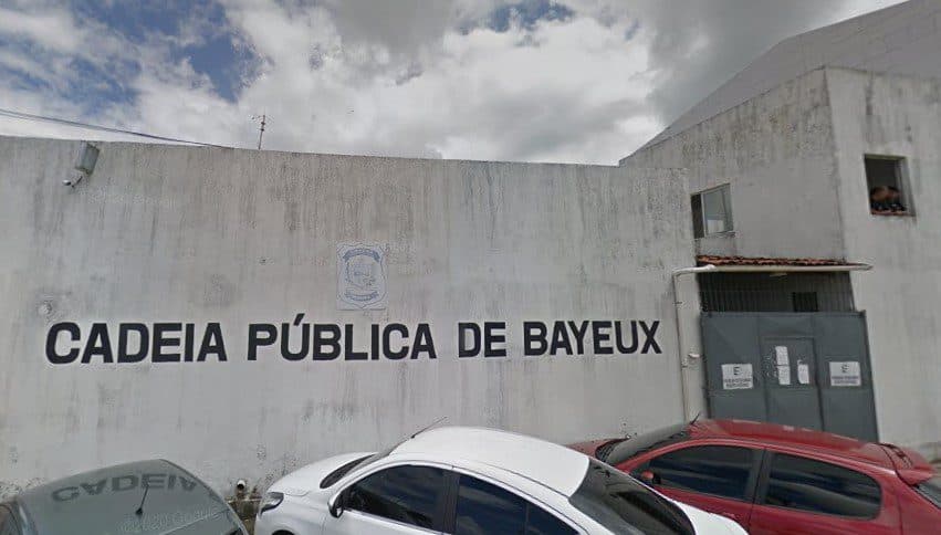 Detentos queimam colchões durante tumulto em cadeia de Bayeux; polícia é acionada