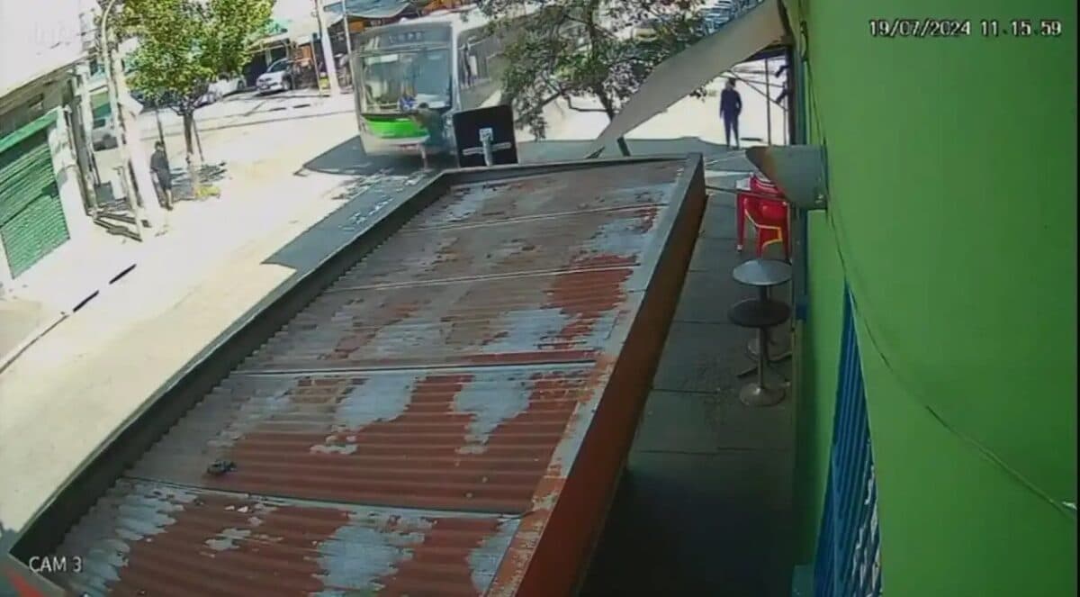 VÍDEO: adolescente morre atropelado por ônibus após furtar celular de idoso