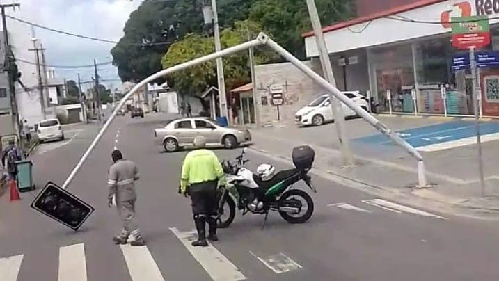 VÍDEO: carreta derruba semáforo e deixa trânsito lento nos Bancários