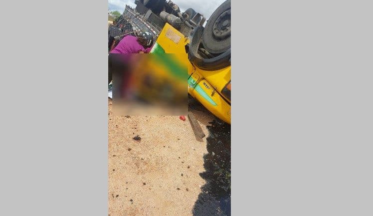 Caminhão tomba na BR-230 e deixa vítima com fratura exposta; veja onde foi