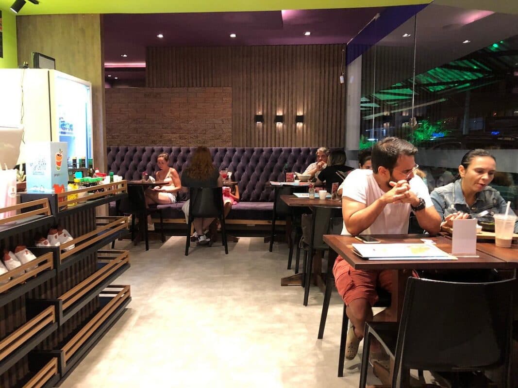 Lanchonete é embargada e multada após ser flagrada lançando esgoto em Manaíra