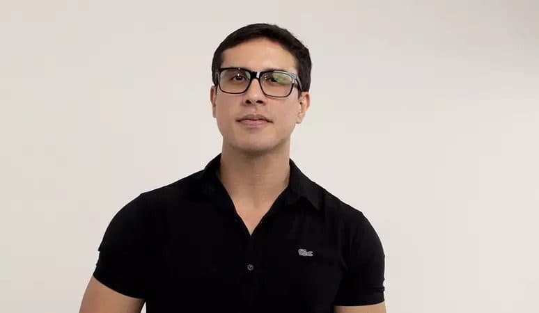 Cantor sofre descarga elétrica e morre durante show