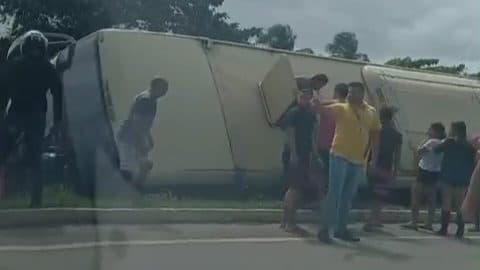 VÍDEO: ônibus perde o controle e tomba na BR-230 em Sobrado