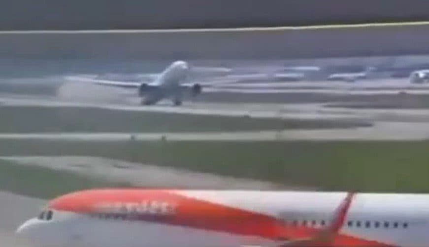 VÍDEO: avião da LATAM bate e arrasta cauda ao decolar
