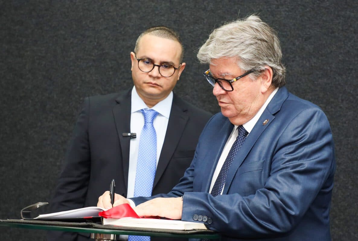 João Azevêdo empossa Fábio Brito como Procurador-Geral do Estado