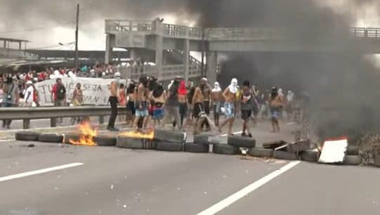 Mulher é presa durante protestos contra morte de jovens em João Pessoa