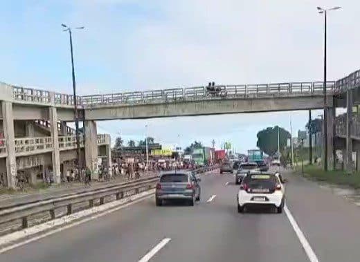 Trânsito na BR-230 fica 'travado' com protesto em João Pessoa e engarrafamento ultrapassa 4 quilômetros
