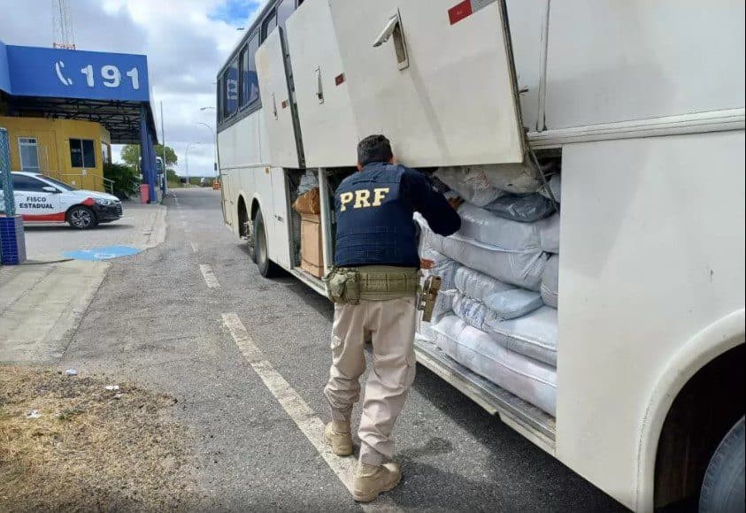 PRF apreende aproximadamente 300 mil peças de roupa sem nota fiscal no sertão paraibano