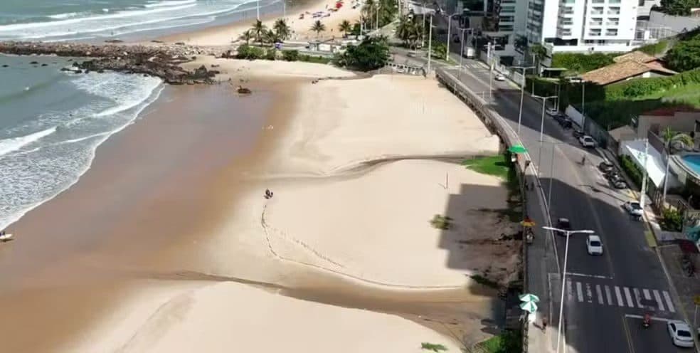 Condomínio de luxo é flagrado despejando esgoto em praia do Nordeste