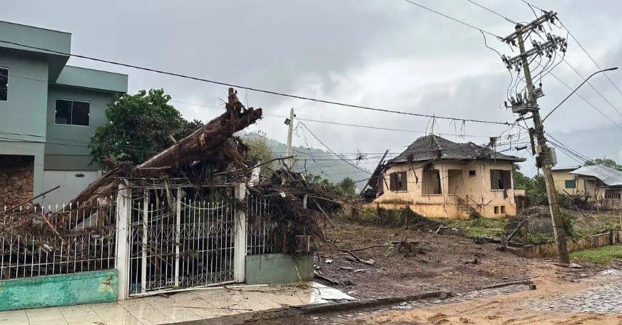 Mortos em enchentes no RS sobem para 180; 32 seguem desaparecidos