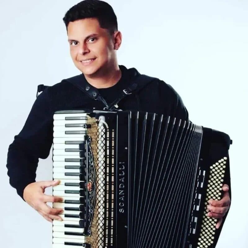 Filho de Flávio José, cantor Maike José morre após sofrer acidente de carro