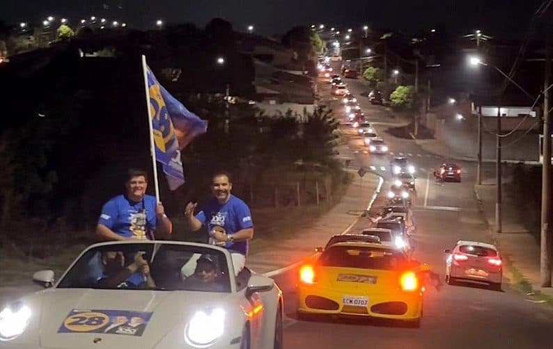 Candidato mais rico do Brasil faz carreata com helicóptero e Ferrari amarela