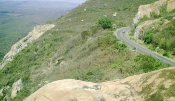 Caminhão carregado de cerveja tomba na Serra de Teixeira