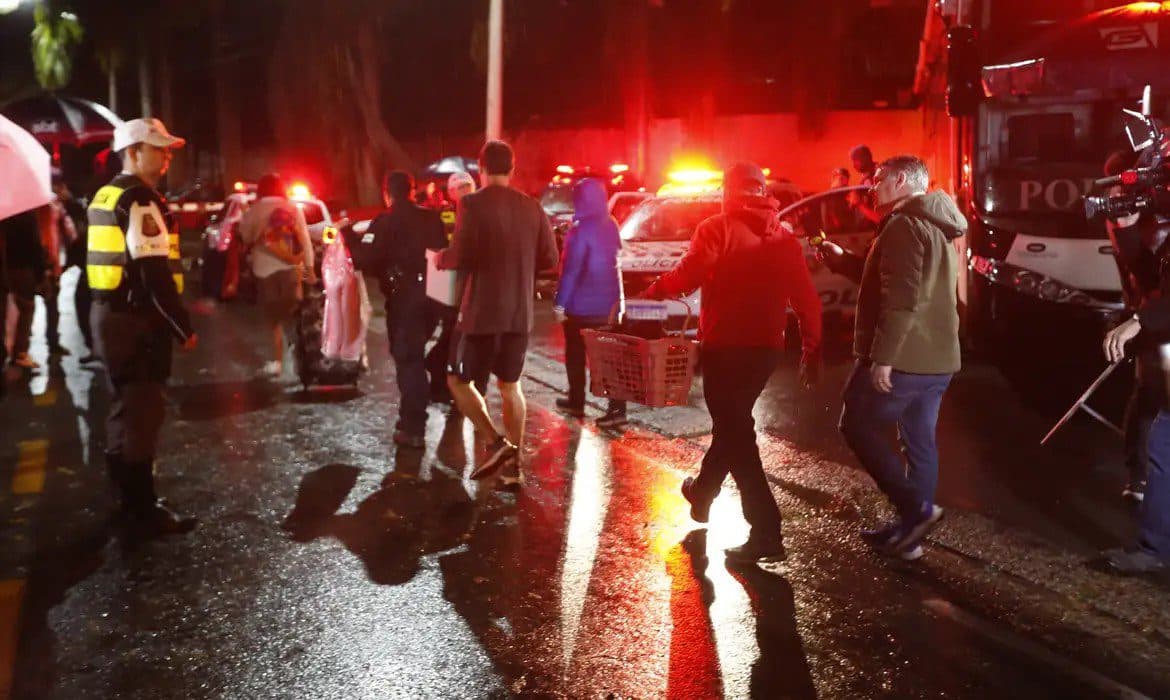 Governo informa que 21 corpos foram retirados da aeronave em São Paulo