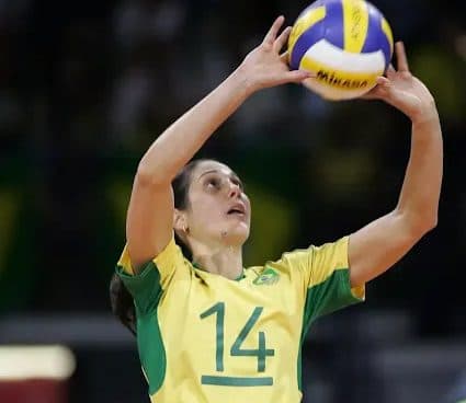 'A partir das quartas começam os jogos', alerta ex-jogadora de vôlei Fernanda Venturini
