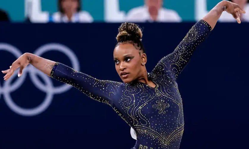 Em disputa forte com Biles, Rebeca Andrade ganha a prata no individual geral em Paris