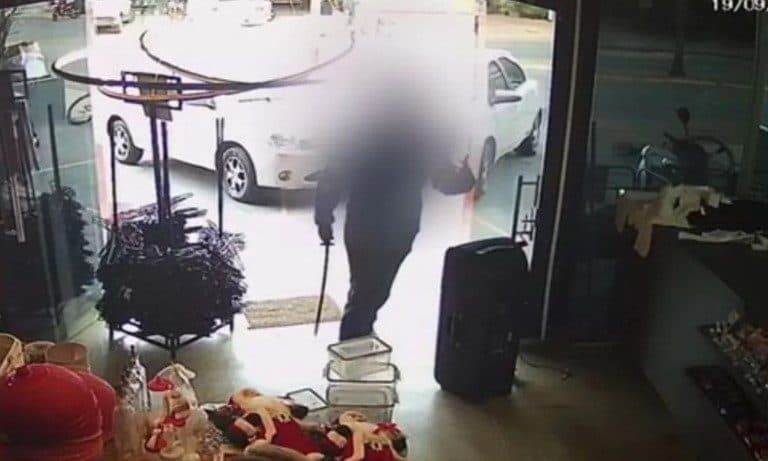 Homem usa espada e mata companheira e ex