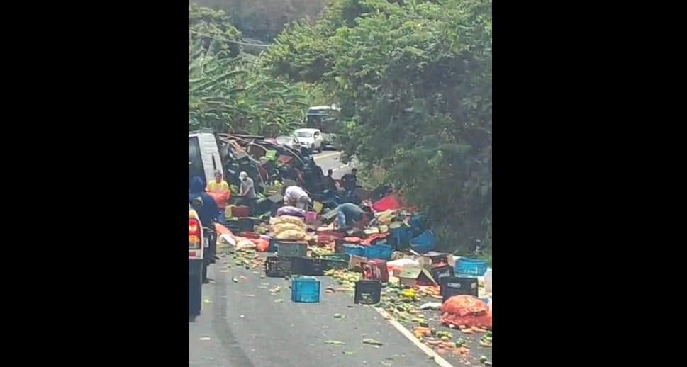 Caminhão tomba em Bananeiras e espalha carga de verduras em rodovia