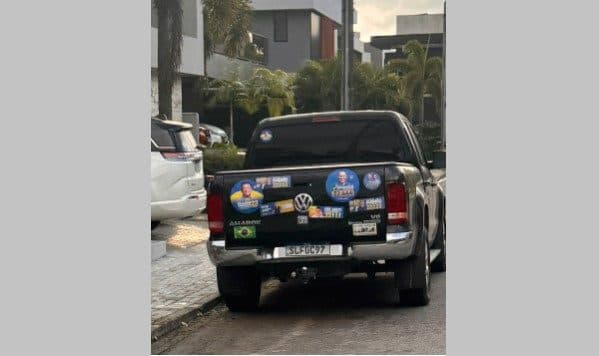Carro da Assembleia usado por Wallber Virgolino é flagrado com adesivos de candidatos; deputado diz que objetos foram colados sem permissão