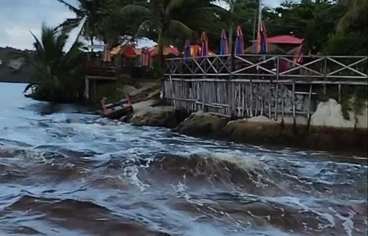 VÍDEO: maceió de Praia Bela abre e correnteza impressiona populares; Bombeiros orientam banhistas