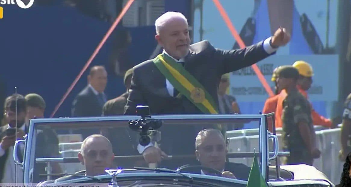 Lula e autoridades prestigiam desfile do 7 de Setembro em Brasília