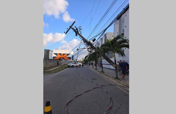 Poste tomba, interrompe trânsito e deixa moradores de condomínio sem energia, em João Pessoa