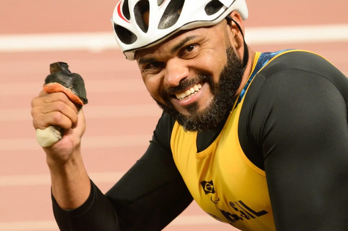 Paraibano Ariosvaldo Fernandes conquista bronze nas Paralimpíadas de Paris