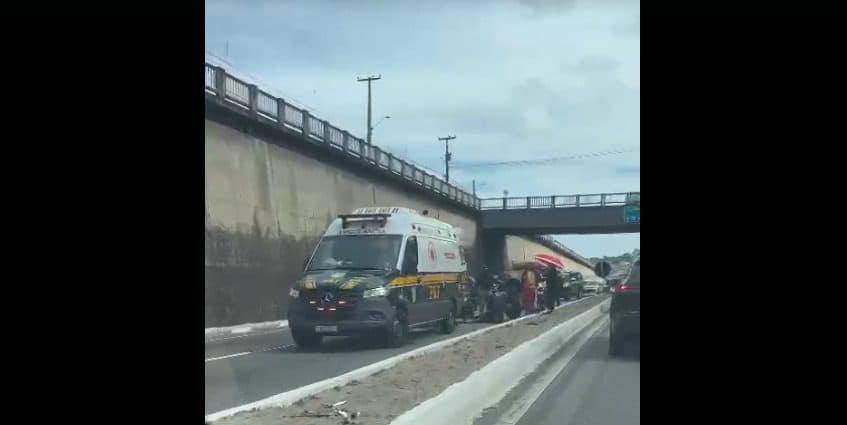 Motociclista fica ferido após colisão com carro no viaduto de Tambauzinho, em João Pessoa, e trânsito fica lento