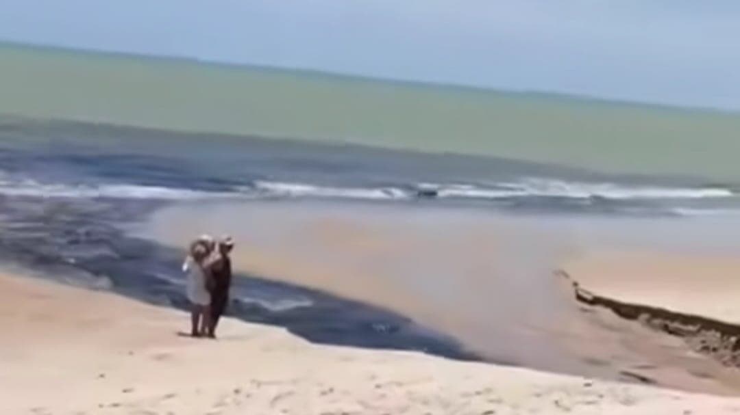 VÍDEO: populares denunciam possível esgoto sendo despejado na praia de Manaíra