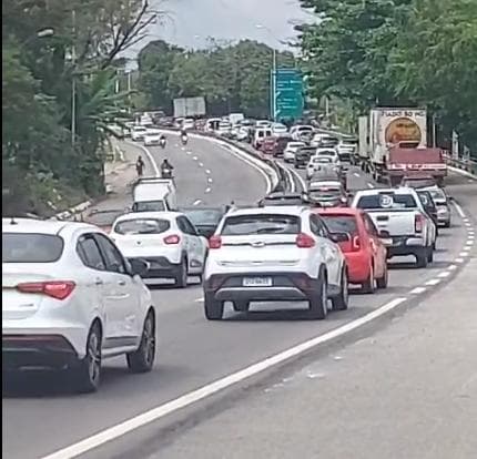 Poda de árvores às margens da BR-230 gera engarrafamento de quase 3 km na rodovia e nas ruas de acesso