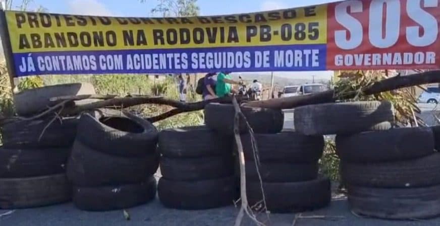 Moradores organizam protesto na rodovia PB-085 e acusam descaso e abandono: "acidentes com mortes"