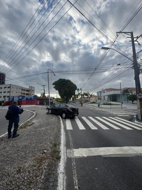Motorista perde o controle e colide em semáforo no Centro de João Pessoa