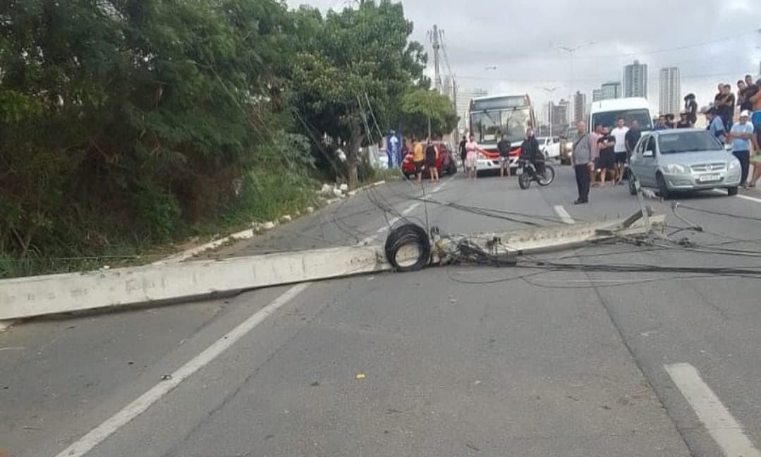 Poste tomba na BR-230 e trânsito é alterado próximo a Campina Grande