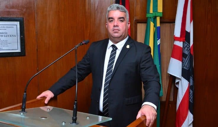 Guga Pet retorna à Câmara, não confirma apoio a Cícero Lucena em 2026 e diz que é independente