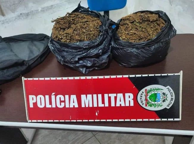 Polícia encontra mochila com 2kg de maconha dentro de casa em Itaporanga