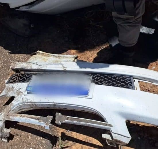 Três suspeitos de assaltar motorista alternativo são presos após capotarem carro roubado em Conde