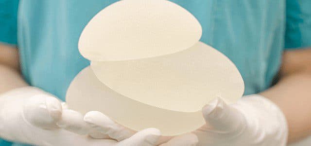 Cresce procura pela retirada de próteses mamárias: entenda os motivos e cuidados