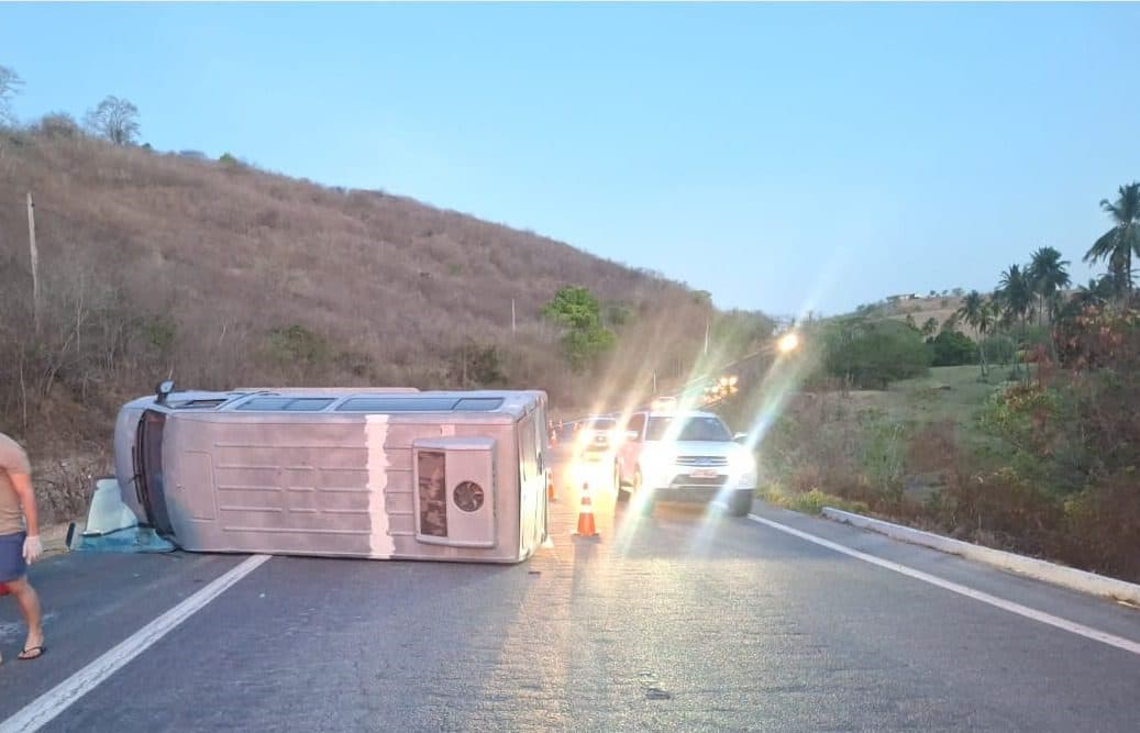 Van com sete pessoas tomba na BR-230 e trânsito fica parcialmente interditado