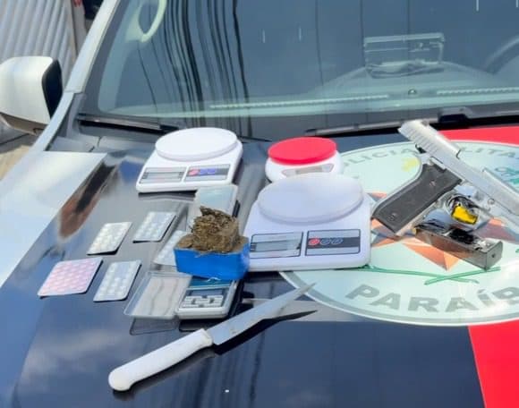 Polícia prende dupla com arma e drogas em João Pessoa; condenado por homicídio, com tornozeleira, é um dos presos