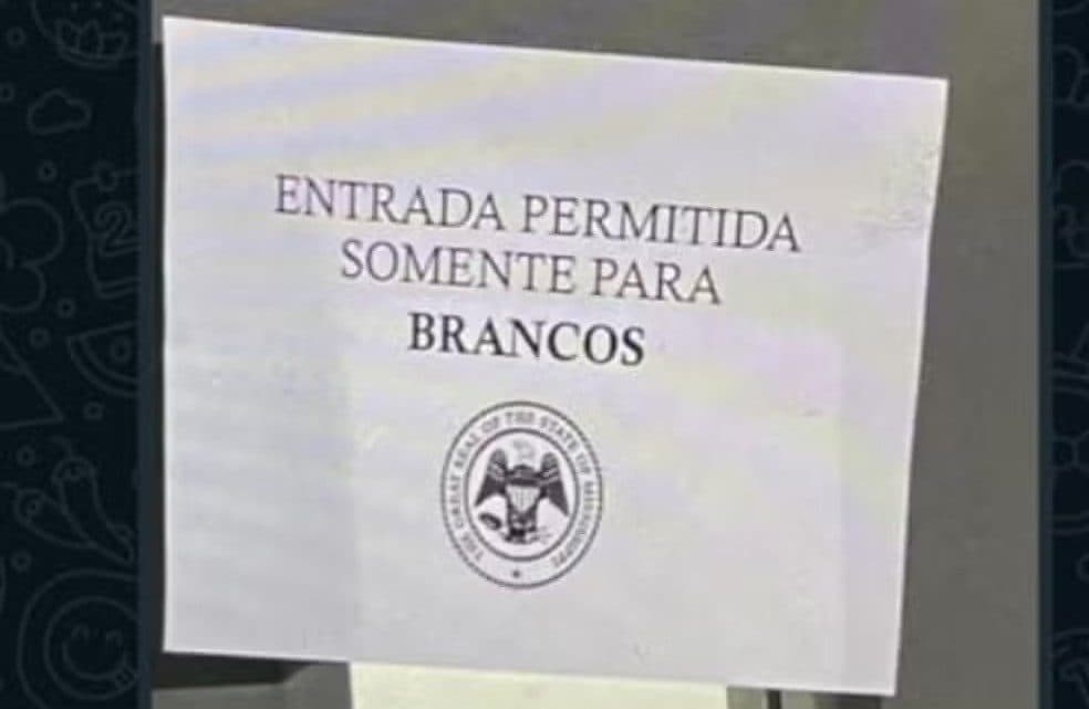 'Somente para brancos': alunos de direito fixam cartaz em sala para simular segregação racial; colegas denunciam racismo