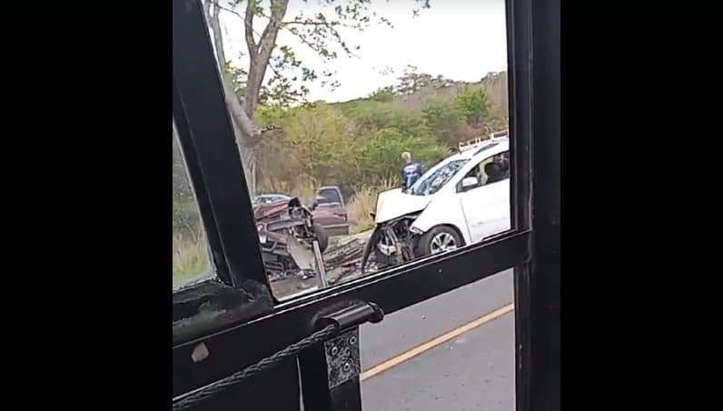 VÍDEO: colisão destrói carros e deixa feridos na BR-104, em Queimadas