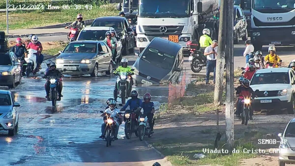 FOTOS: carro é 'engolido' por cratera às margens da BR-230, em João Pessoa