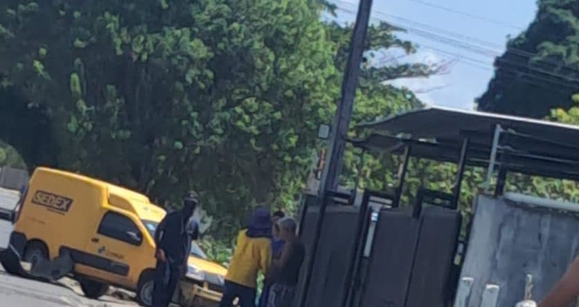 Carro dos Correios e moto colidem em João Pessoa e duas pessoas ficam feridas