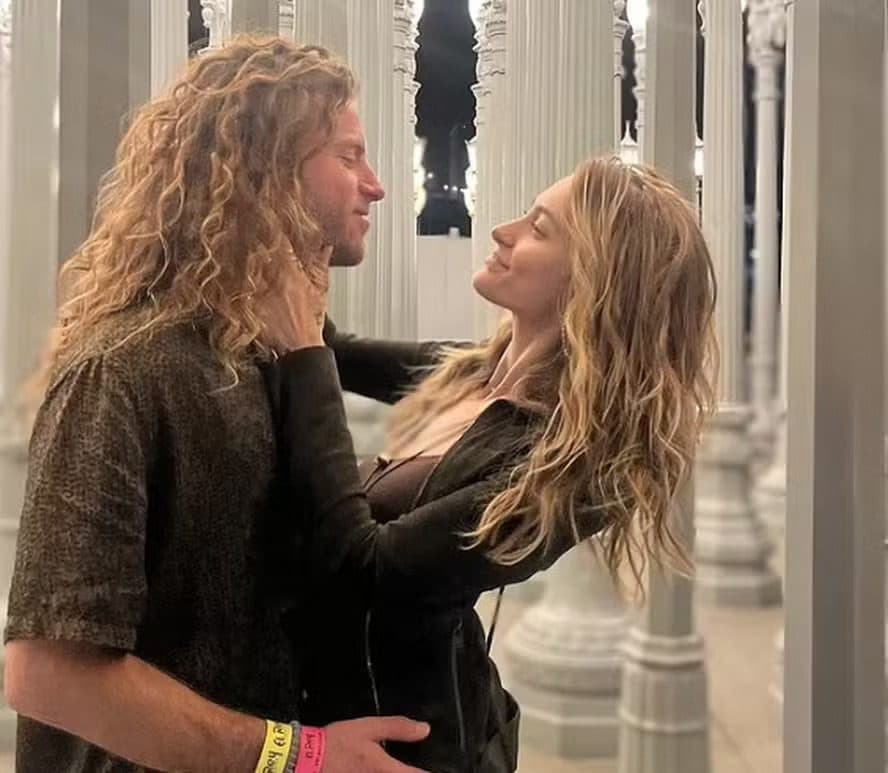 Com fortuna de R$ 600 milhões em jogo, família teme 'noivado-relâmpago' de filha de Michael Jackson, afirma jornal